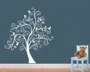 Arbre avec les feuilles et fleurs